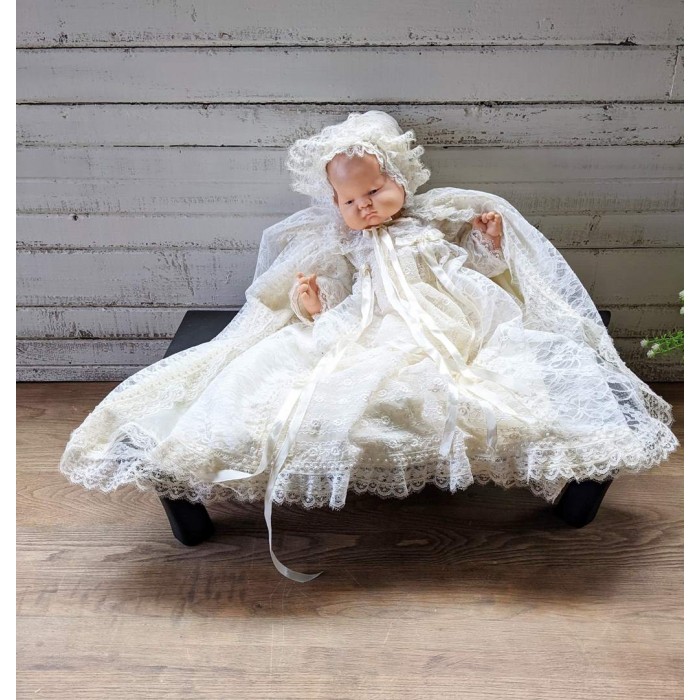 Bébé vintage avec robe de baptême